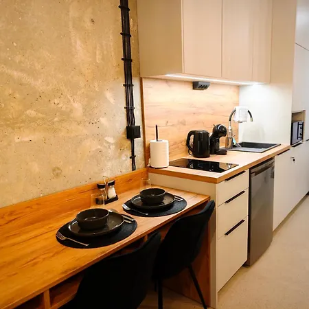 Apartment Axiom - Zenith X - Netflix, Hbo, Champagne *