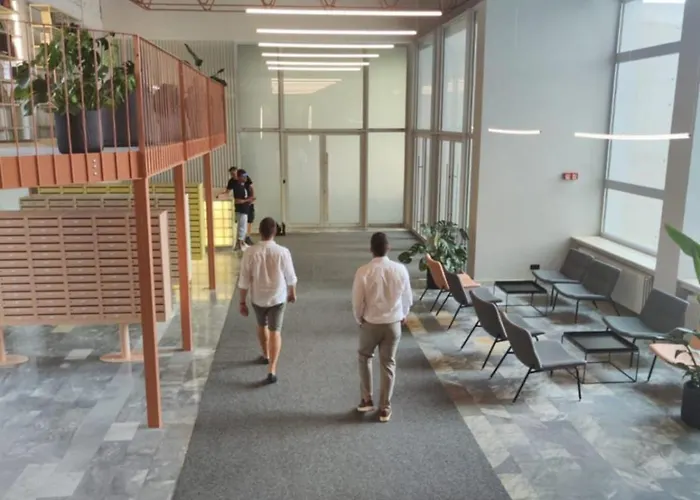 Axiom - Zenith X - Netflix, Hbo, Champagne アパート コシツェ